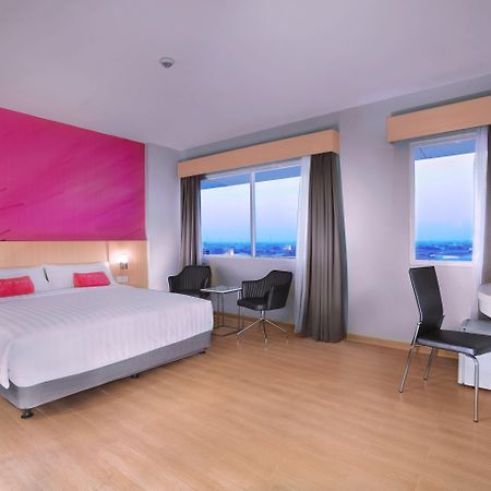 Favehotel Jababeka Cikarang Exteriör bild
